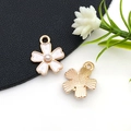 Vue détaillée avant et arrière de breloques fleurs en émail blanc avec perles pour DIY - Pendentif Perle Cerisier (12079)