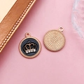 Détail macro du pendentif couronne en émail noir avec des accents de cristaux brillants - Couronne Ronde Noire avec Strass (12456)