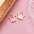 Vue détaillée des pendentifs couronne avec émail rose et texture creuse dorée - Couronne Rose Perle (12452)