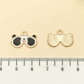 Pendentif panda en émail pour bijoux DIY avec finition noir et blanc et règle de mesure - Panda avec Lunettes en Émail Blanc (21648)