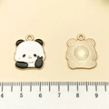 Pendentif panda en alliage émaillé avec geste de cœur et dos en métal montré avec une règle - Panda Geste de Victoire en Émail Blanc (21649)