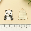 Pendentif panda en alliage pour bijoux DIY avec finition en émail noir et blanc - Panda Mangeant du Bambou en Émail Blanc (21655)
