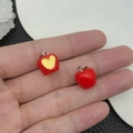 Pendentifs pommes rouges en résine avec cœur jaune et anneaux en métal argenté - Pomme Coeur Mordue En Résine Rouge (19700)