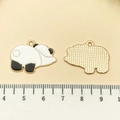 Pendentif panda en émail avec dos en métal doré pour la fabrication de bijoux DIY - Panda Allongé en Émail Blanc (21658)