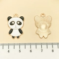 Pendentif panda mignon en métal avec émail noir et blanc et dos texturé doré - Panda Adorable en Émail Blanc (21663)