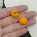 Lot de deux breloques citrouilles en résine orange avec feuilles et anneaux - Style Citrouille en Résine Jaune (19701)