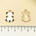 Pendentif panda de dessin animé en alliage avec bords dorés pour bijoux DIY - Panda les Pattes en l'Air en Émail Blanc (21677)