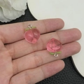 Pendentif pêche en résine rose avec feuilles vertes pour la création de bijoux DIY - Style Pêche en Résine Rose (19702)
