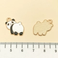 Pendentif mignon en forme de panda avec émail noir et blanc pour bijoux DIY - Panda Tournant la Tête en Émail Blanc (21682)