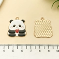 Pendentif panda en émail avec cœur rouge, dos doré texturé et échelle de mesure - Panda Timide en Émail Blanc (21685)
