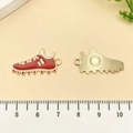 Rood-witte voetbalschoen hanger voor DIY sieraden met gouden achterkant - Voetbalschoen (19639) / 14x26mm / Rood Emaille