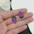 Deux pendentifs de raisins violets en résine pour bricolage avec anneaux métalliques - Style Raisin en Résine Violette (19704)