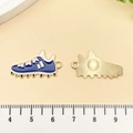 Blauw-witte sneaker bedel van emaille voor doe-het-zelf sport sleutelhangers - Voetbalschoen (19640) / 14x26mm / Blauw Emaille