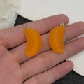 Pendentifs tranches d'orange en résine avec texture de fruit et anneaux en métal argenté - Style Quartier d'Orange en Résine Jaune (19705)