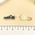 DIY zwarte voetbalschoen hanger van goudkleurige legering met sport accessoires - Voetbalschoen (19641) / 14x26mm / Zwarte Emaille Stijl