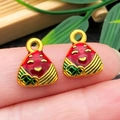 Dettaglio del ciondolo fai-da-te in lega con design Zongzi verde e sorriso rosso per bracciali - Involtino Bebè Appeso Singolo Rosso (22612)
