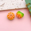 Pendentif orange en résine DIY pour la création de bijoux artisanaux et porte-clés - Style Orange Épluchée en Résine Vert-Orange (16394)