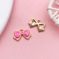 Rosa Emaille Schleifenanhänger mit goldener Metallrückseite für DIY-Schmuck - Fuchsia