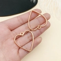 Par de colgantes de corazón hueco en oro pulido en mano para creación de joyas DIY artesanas - Bisel de Marco de Corazón (10469)