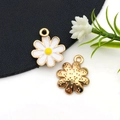 Pendentifs marguerites blancs faits main avec bord doré pour colliers et boucles DIY - Pendentif Petite Fleur de Marguerite (16494)