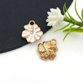 Pendentif fleur blanche avec strass et dos doré texturé pour bijoux fait main DIY - Pendentif Fleur Blanche Strass (16697)