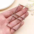 Primer plano de biseles geométricos cuadrados plateados para creación de joyas DIY - Marco Cuadrado Grande (13514)