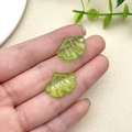 Nahaufnahme lichtgrüner Ginkgoblatt-Anhänger aus Acryl in der Hand für den Größenvergleich - Grün Ginkgoblatt (15x20mm)