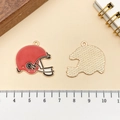 DIY American football helm bedeltjes van legering met rood emaille voor sieraden - Football Helm (21726) / 28x25mm / Rood Emaille