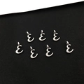 Nahaufnahme der polierten silbernen Legierungs-Zahl-3-Anhänger für DIY-Schmuck und Basteln - Buchstabe E