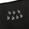 Makroaufnahme der silbernen Legierung Anhänger Buchstabe D für DIY-Schmuckherstellung - Buchstabe D