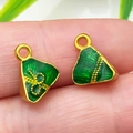 Ciondolo zongzi verde in lega con bordo dorato per la creazione di bracciali fai da te - Involtino di Riso Triangolare Portafortuna Verde (22603)