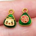Ciondoli Zongzi in smalto verde con viso a cartone e carattere Fu placcato in oro - Bambino Zongzi Fu a Gancio Singolo Verde e Rosso (22620)