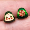 Ciondolo Zongzi in smalto verde con bordi dorati e benedizione per il Dragon Boat Festival - Involtino di Riso Smiley Dritto Medio Verde (22628)