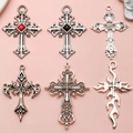 Set van zes gotische kruis hangers met rode en zwarte stenen voor DIY kettingen - SN1154-Kruishanger Collectie (6 Stijlen)