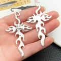 Détails macro de pendentifs en croix en alliage argenté montrant l'avant et l'arrière pour DIY - B2-Croix Flamme 3D en Argent Antique (35x62mm)