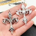 Détail de deux pendentifs croix gothiques avec oxydation vintage et motifs évidés - 22365-Croix Flamme en Argent Antique (54x35mm)