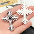 Détail d'un pendentif croix en alliage argenté avec pierre noire et gravure filigrane - 22361-Croix Ajourée Punk (Strass Noir-55x38mm)