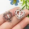 Gros plan sur des pendentifs vintage en forme de cœur croisé en argent pour bijoux DIY - Croix Coeur Creuse en Alliage de Zinc Argent Antique 19x21mm (15842)