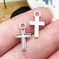 Makroaufnahme von zwei silbernen Kreuzanhängern mit polierten und antiken Details - Antiksilber Zinklegierung Hohlkreuz 16x8mm (22329)