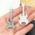 Gedetailleerde macro-opname van een zilveren elektrische gitaar hanger met 3D texturen - Grijszwarte Emaille Hiphop Gitaar (22349)