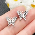 Dettaglio macro di ciondoli a farfalla in argento vintage con trama floreale complessa - Farfalla Classica Argento Antico (SN1150)
