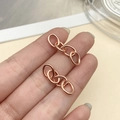 Pendientes de eslabones en oro rosa mostrados en la mano para tamaño y acabado - Cadena de Cuatro Secciones Oro Rosa (1.4mm Espesor, 28x7mm)