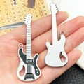 Detail van zilveren en zwarte emaille gitaarhangers voor het maken van DIY sieraden - Zwarte Emaille Rock Gitaar (22353)