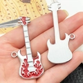 Macrodetail van een elektrische gitaar hanger met rode vlammen en gepolijste afwerking - Rood Emaille Hip Hop Gitaar (22346)