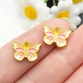 Close-up van roze en witte vlinderbedeltjes voor het maken van DIY-sieraden en kralen - Roze Wit Vlinder Accessoire (22389)