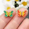 Detailweergave van kleurrijke vlinderbedeltjes van emaille voor DIY armbanden vlechten - Oranje Rood Groene Vlinder Tussenkraal (22388)