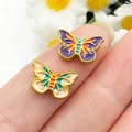 Close-up van DIY vlinderkralen van goudlegering met kleurrijk emaille voor sieraden - Roze Paarse Vlinder Tussenkraal (22387)