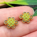 Macro-opname van Chinese knoop kralen met groen emaille op goudkleurig metaal - Kleine Zwarte Chinese Knoop Tussenkraal (22841)