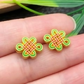 Detail van gouden Chinese knoop kralen met rood en groen email voor DIY sieraden maken - Kleine Groene Chinese Knoop Tussenkraal (22840)