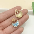 Primer plano de colgante de ropa de bebé esmaltada azul y dije de estrella dorada DIY - Babero con Lazo de Bebé de Esmalte Azul Lago (22987)